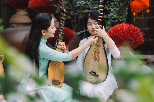 Nghệ sĩ Vũ Diệu Thảo trong một buổi giảng dạy đàn Tỳ bà tại Học viện Âm nhạc Quốc gia Việt Nam. Ảnh: NVCC.
