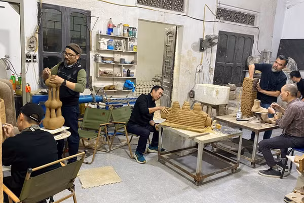 Các nghệ sĩ tham gia sáng tạo tại Bat Trang Ceramic Art Space.