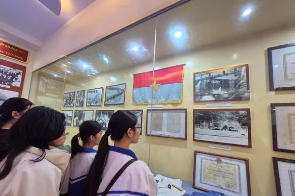 Nhiều học sinh lặng người trước những 'Quyết tâm thư', 'Đơn tình nguyện' ra chiến trường viết bằng cả tâm can người lính.
