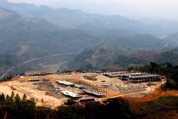 Toàn cảnh xây dựng Trường nội trú ở xã biên giới A Mú Sung, khởi công tháng 11/2025. Ảnh: Trọng Bảo