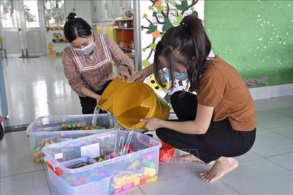 Giáo viên trường mầm non vệ sinh sạch sẽ vật dụng, đồ chơi học sinh. Ảnh minh họa.