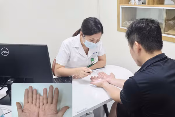 Bác sĩ Nguyễn Thị Thu Phương, Khoa Da liễu và Bỏng thăm khám người bệnh. Ảnh: BVCC