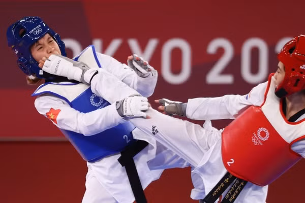 Trương Thị Kim Tuyền (bên trái) dự Olympic Tokyo 2020, thua võ sĩ Thái Lan Panipak Wongpattanakit ở tứ kết hạng 49kg nữ. Ảnh minh họa: INT.