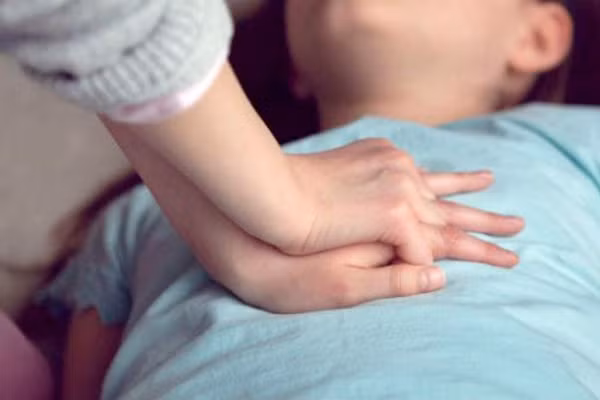 Khi thực hiện ép tim ngoài lồng ngực, cần thao tác đúng kỹ thuật. Ảnh minh họa: INT