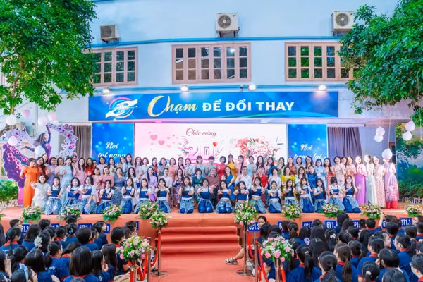 PGS.TS.NGƯT Đặng Quốc Thống chụp ảnh cùng học sinh Trường THCS - THPT Đoàn Thị Điểm.
