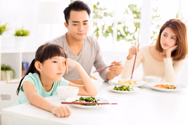 Những lời chê bai món ăn có thể khiến bữa cơm gia đình trở nên căng thẳng nếu cha mẹ phản ứng bằng sự tức giận.