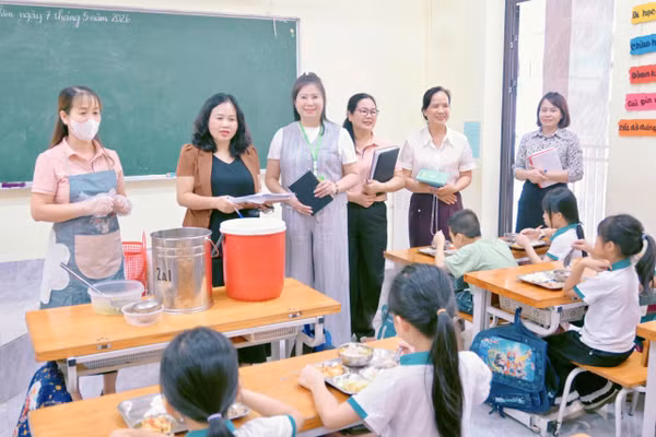 Kiểm tra thực tế bữa ăn trên lớp của học sinh tại Trường Tiểu học Khai Quang. Ảnh: Hà Tuyết