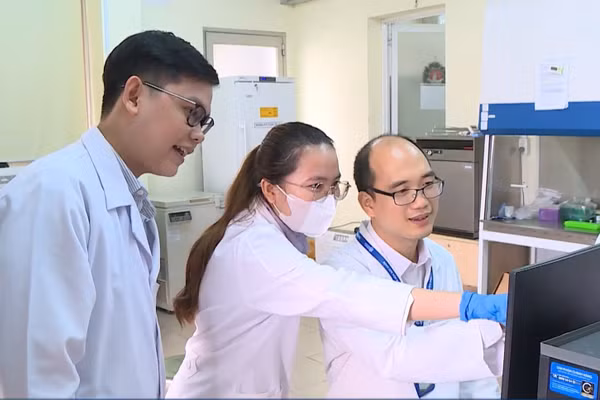 Nhóm giảng viên thực hiện một công đoạn của đề tài nghiên cứu trong phòng lab. Ảnh: HTV