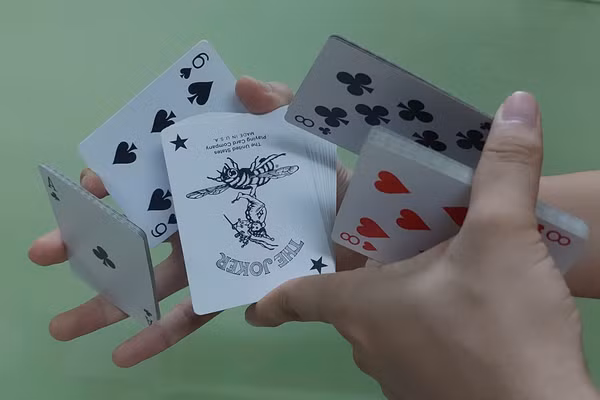 Bộ bài trở thành đạo cụ cho nhiều trò diễn ảo thuật trên đôi tay khéo léo. Ảnh: Bình Thạnh.