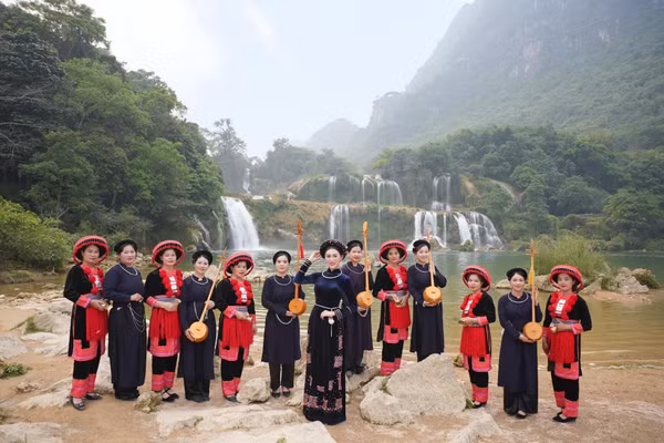 Ca sĩ trẻ Hoàng Yến và các diễn viên tham gia MV.