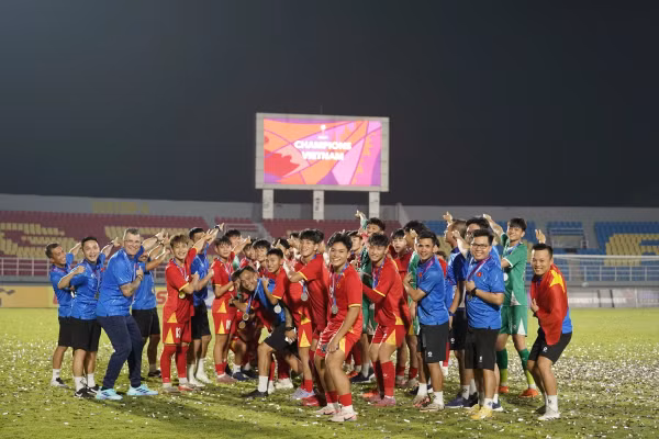 Thầy trò huấn luyện viên Cristiano Roland ăn mừng chức vô địch U17 Đông Nam Á 2026. Ảnh: INT.