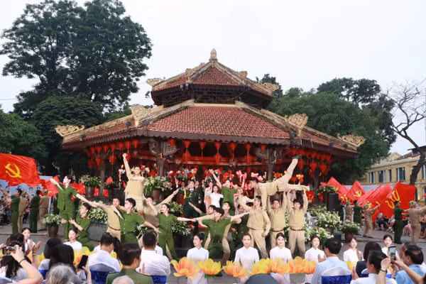 Chương trình Live Concert 'Hà Nội bình yên' diễn ra tại Nhà Bát Giác.