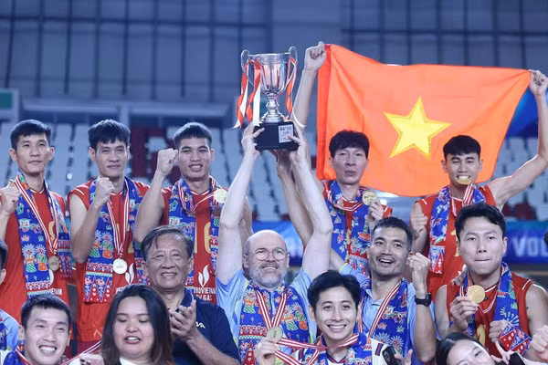 Thầy trò huấn luyện viên Federico Rampazzo ăn mừng chức vô địch chặng 2 SEA V.Cup 2026.