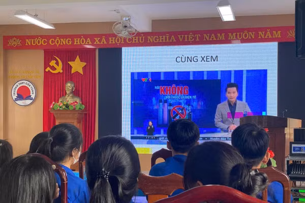 Trường THPT Cửa Tùng tổ chức tuyên truyền về tác hại thuốc lá.