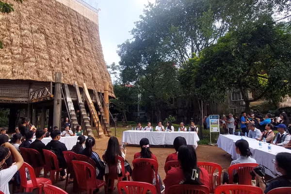 Tọa đàm bên nhà rông Ba Na vừa được Bảo tàng Dân tộc học hoàn thành tu sửa. Ảnh: Hoàng Anh
