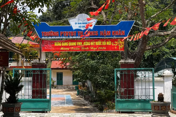 Trường PTDTBT TH-THCS Nậm Khăn (xã Chà Tở, Điện Biên) nơi mà hai giáo viên vẫn mòn mỏi chờ tiền dạy tăng giờ.