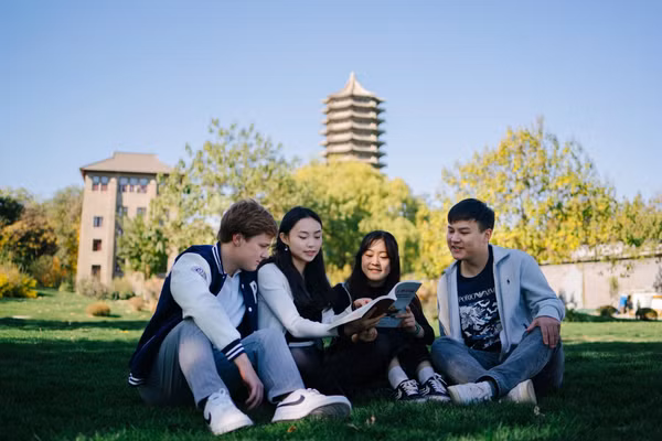 Anh tạm ngừng cấp visa du học.