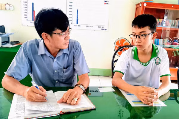 Thầy Trương Kỉnh Nhơn phỏng vấn viết bài về học sinh mồ côi vượt khó học giỏi nhờ sự hỗ trợ của bạn đọc Báo GD&TĐ. Ảnh: NVCC