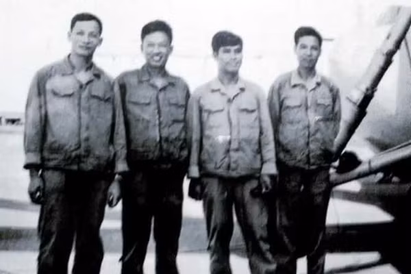 Phi công Nghiêm Phú Cừ (thứ hai từ trái sang) trong tổ bay.
