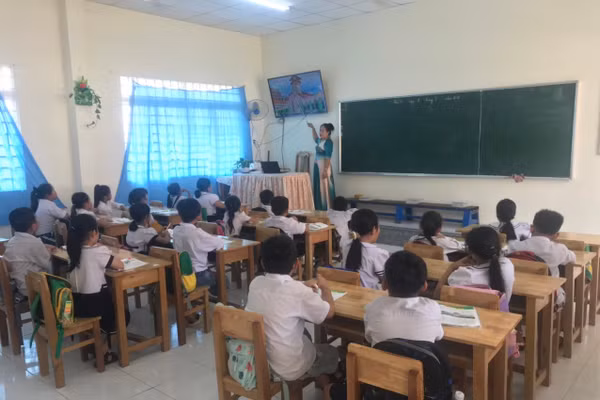 Cô Châu Thanh Tuyền trong giờ lên lớp. Ảnh: NVCC