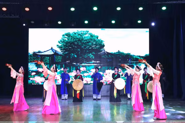 Nghệ sĩ trình diễn quan họ Bắc Ninh. Ảnh: Bảo Anh
