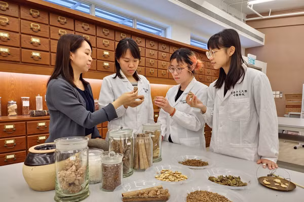 Sinh viên nghiên cứu về y học cổ truyền Trung Quốc.
