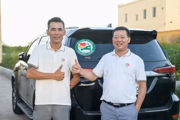 Anh Lã Thanh Bình (trái) và ông Phạm Ngọc Anh (phải) sau khi hoàn thành 'chuyến xe 0 đồng'.