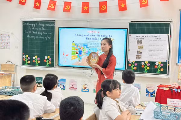Cô, trò lớp 3 trong giờ học Tiếng Việt tại Trường Tiểu học, THCS & THPT Khương Hạ (Khương Đình, Hà Nội). Ảnh: Đình Tuệ