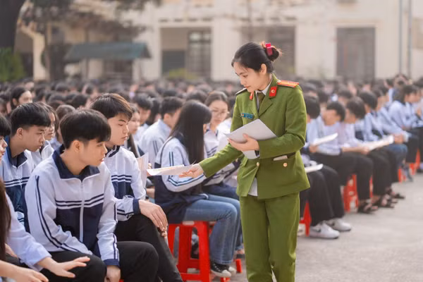 Tuyên truyền phòng, chống tác hại của thuốc lá điện tử tại Trường THPT Ngô Thì Nhậm (phường Trung Sơn).