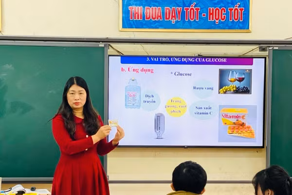 Cô Lưu Thị Định Nghĩa - Phó Hiệu trưởng Trường THCS Trương Công Định.