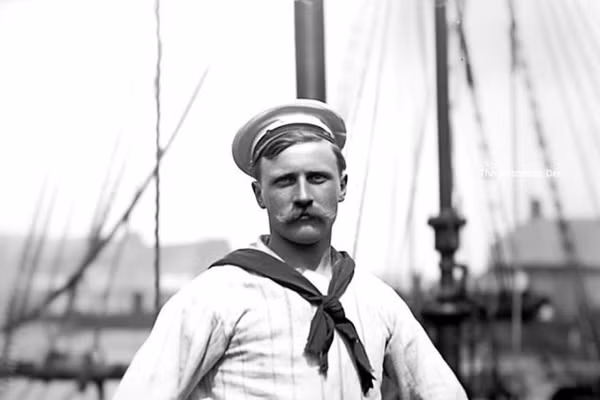 Carl Emil Pettersson khi là một thủy thủ.