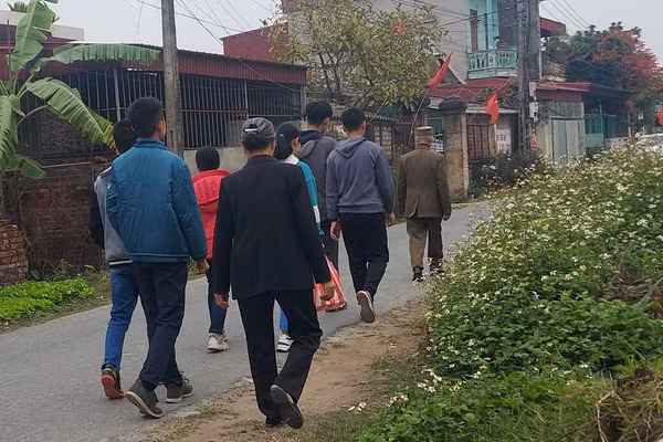 Ba ngày Tết nhà nào họ nấy đi thành từng đoàn thăm hỏi chúc tụng. Ảnh minh họa: Bình Thạnh.