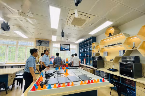 Phòng học STEM tại Trường Phổ thông dân tộc bán trú Tiểu học & THCS Đinh Thanh Kháng. Ảnh: NTCC