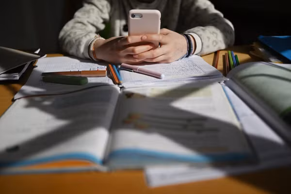 Trẻ sử dụng thiết bị điện tử quá mức có thể ảnh hưởng đến quá trình phát triển. Ảnh minh họa: INT .