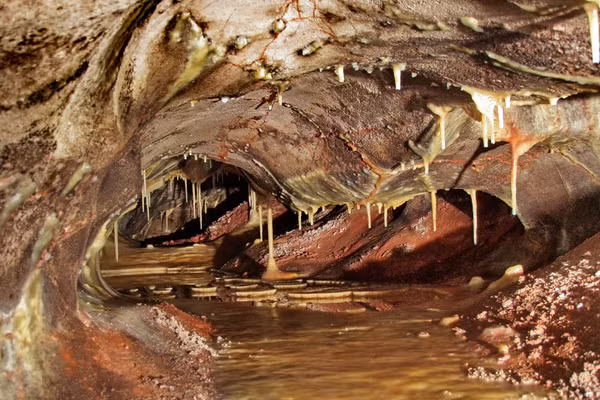 Hang Gió có tên địa phương là Washun Niye, tức 'lỗ thở của quả đất'.