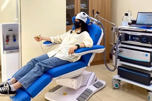 Người bệnh điều trị mất ngủ. Ảnh: Trung Vũ