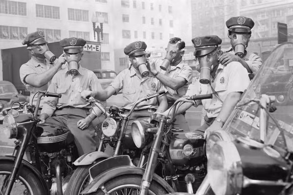Người dân Mỹ đeo mặt nạ chống độc khi ra đường những năm 1970.