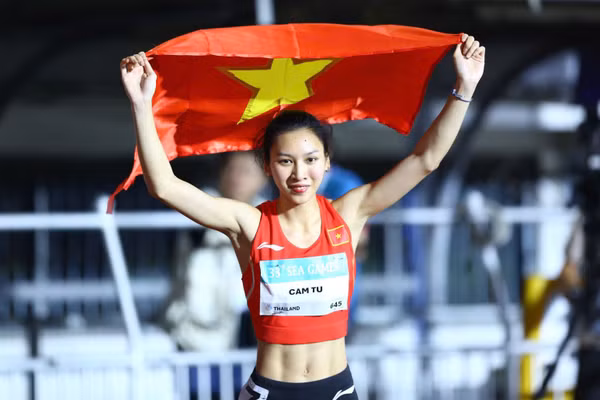 Lê Thị Cẩm Tú ở tuổi 20 đã phá kỷ lục quốc gia tồn tại suốt 15 năm qua ở nội dung 200m nữ. Ảnh: INT.