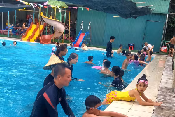 Cho trẻ học bơi để phòng tránh đuối nước ở trẻ em. Ảnh minh họa: INT.