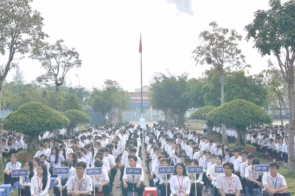 Mỗi buổi sinh hoạt dưới cờ, học sinh Trường THPT chuyên Nguyễn Thiện Thành (Vĩnh Long) được tuyên truyền nhiều nội dung, trong đó có tác hại của thuốc lá.