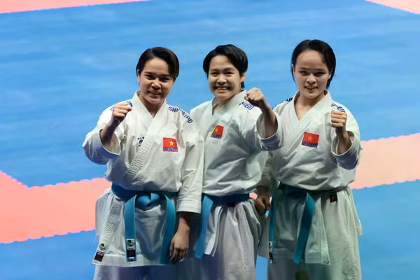 Ba võ sĩ Nguyễn Thị Phương, Nguyễn Ngọc Trâm và Lưu Thị Thu Uyên giành Huy chương Vàng nội dung kata đồng đội nữ ASIAD 19. Ảnh: INT.