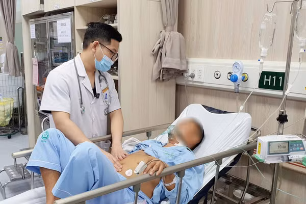 Điều trị cho bệnh nhân đột quỵ tại Bệnh viện Bạch Mai.