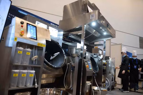 Trong một cuộc thi, nếu không tính thời gian chuẩn bị nguyên liệu, đa số robot chỉ mất khoảng 3 phút để hoàn thiện một món ăn. Ảnh: INT