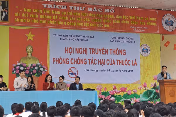 Trường THCS An Dương tuyên truyền về phòng, chống tác hại của thuốc lá tới học sinh.
