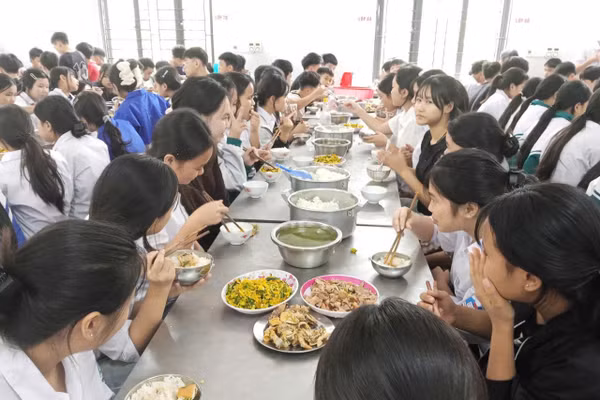 Việc chăm lo bữa ăn cho học sinh trong mùa ôn thi được Trường Phổ thông Dân tộc nội trú THCS và THPT Hoàng Su Phì đặc biệt quan tâm.