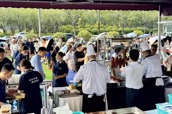 Hàng người xếp hàng mua vịt quay và thịt quay tại quầy hàng thực phẩm của Khách sạn Quốc tế Noble. Ảnh: Michelleng