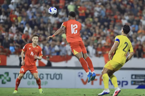Xuân Son ghi bàn từ đánh đầu trong trận Việt Nam thắng Malaysia 3-1. Ảnh: INT.