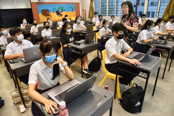 Học sinh phải cất thiết bị suốt thời gian ở trường.