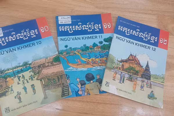 Những cuốn sách tiếng Khmer và sách Ngữ văn tiếng Khmer do thầy Trần The biên soạn. Ảnh: NVCC.