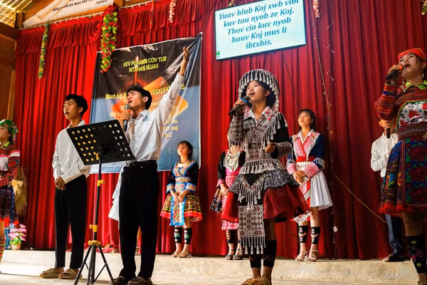 Nhóm văn nghệ thể hiện lòng tôn kính Chúa trời qua bài hát Vững an. Ảnh: Hữu Qui.